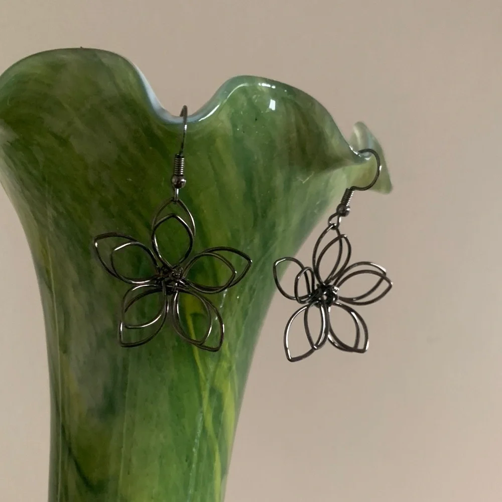 Elegant Silver toned Flower Earrings new